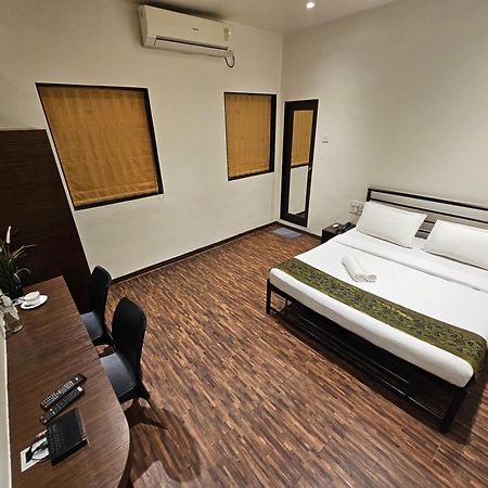 Hotel Kumkum Мумбай Екстериор снимка
