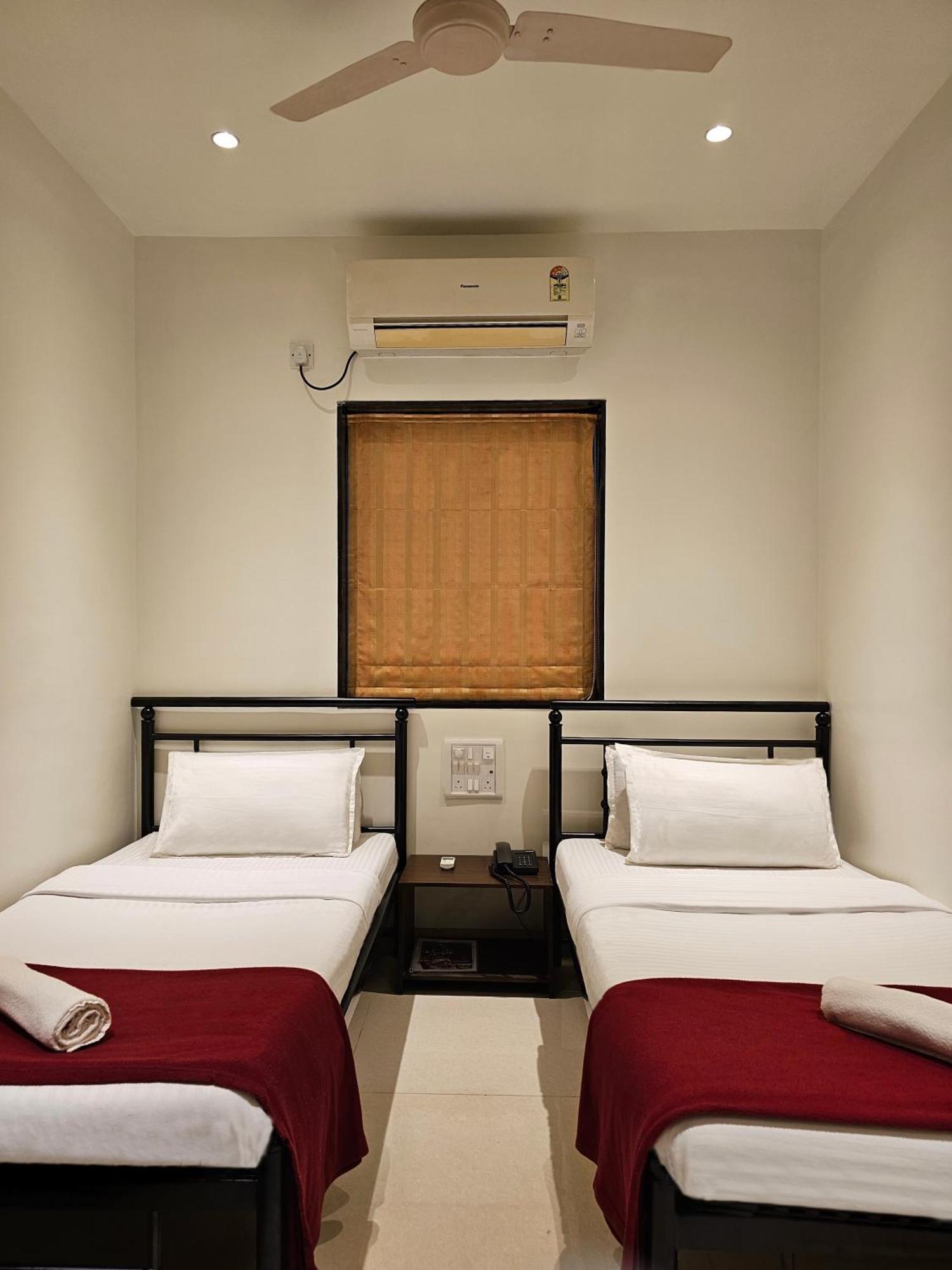 Hotel Kumkum Мумбай Екстериор снимка