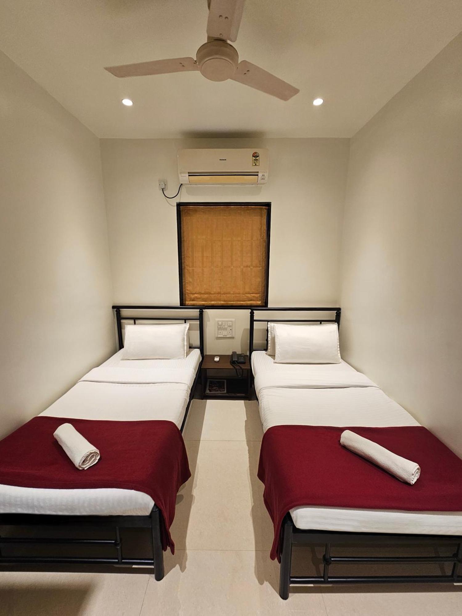 Hotel Kumkum Мумбай Екстериор снимка