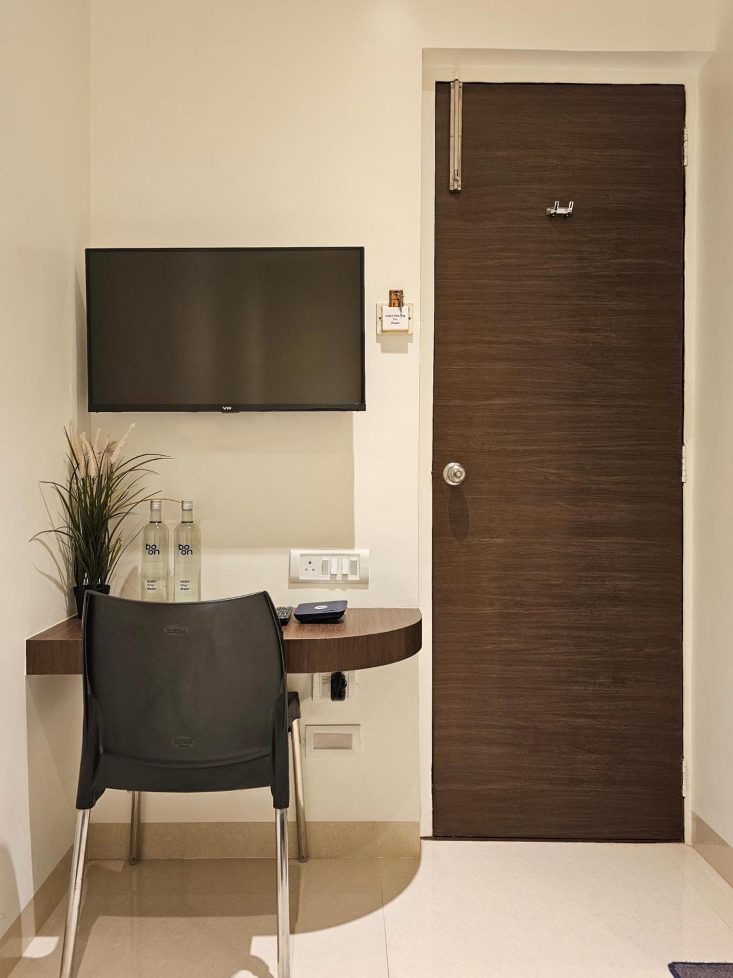 Hotel Kumkum Мумбай Екстериор снимка