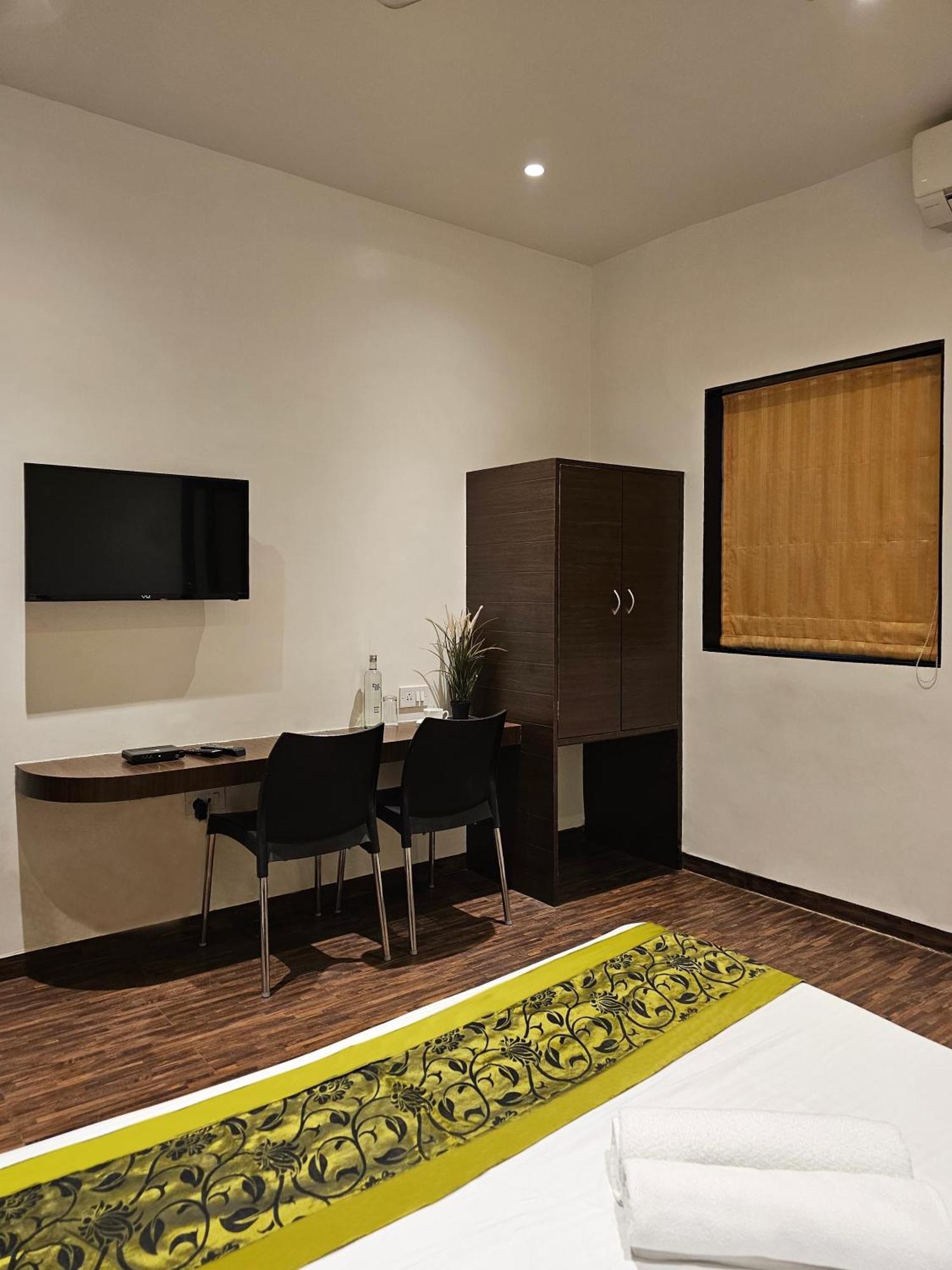 Hotel Kumkum Мумбай Екстериор снимка