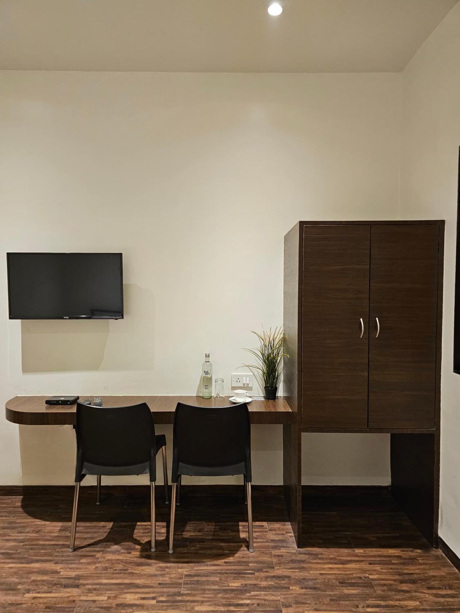 Hotel Kumkum Мумбай Екстериор снимка