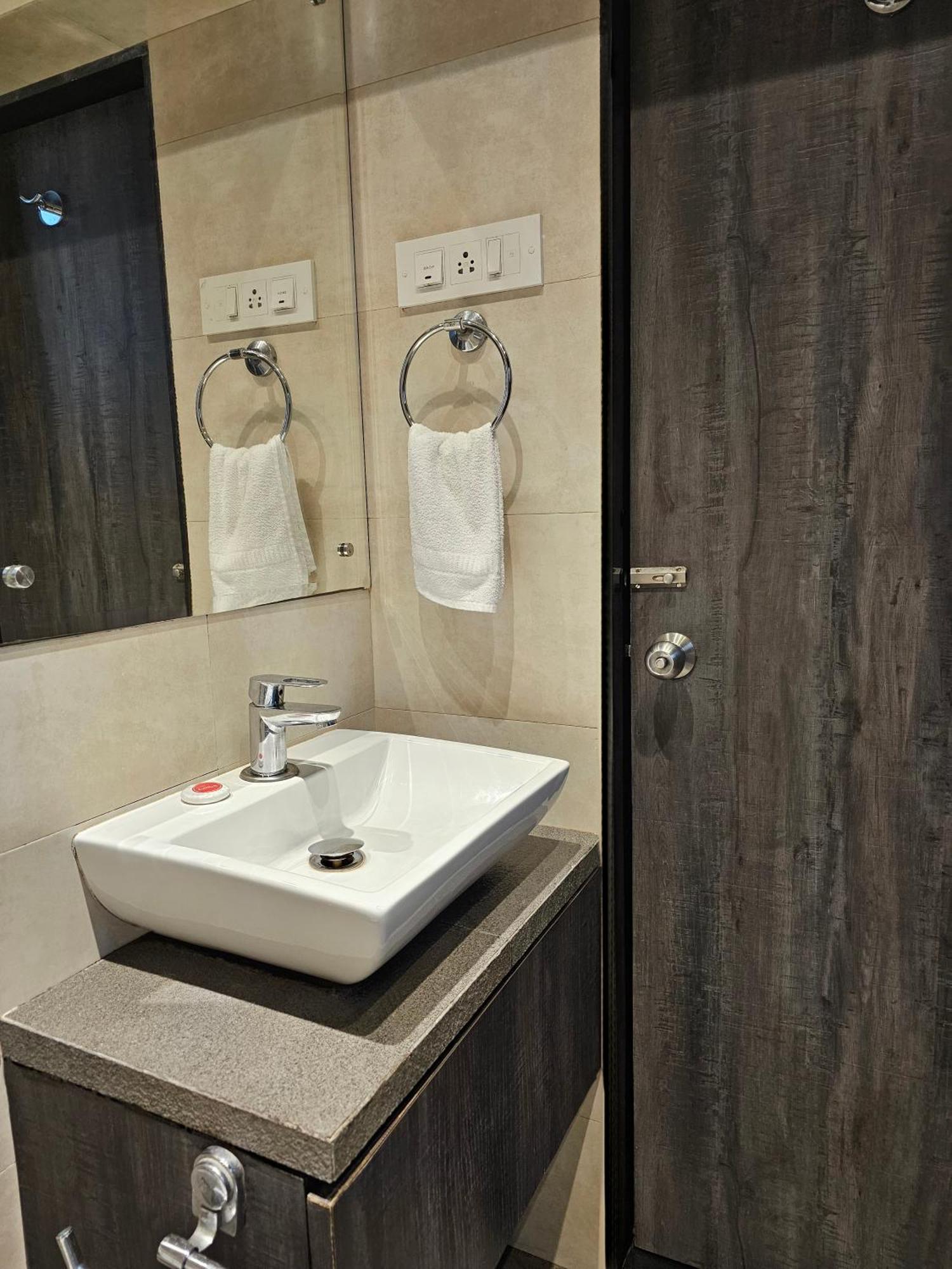 Hotel Kumkum Мумбай Екстериор снимка