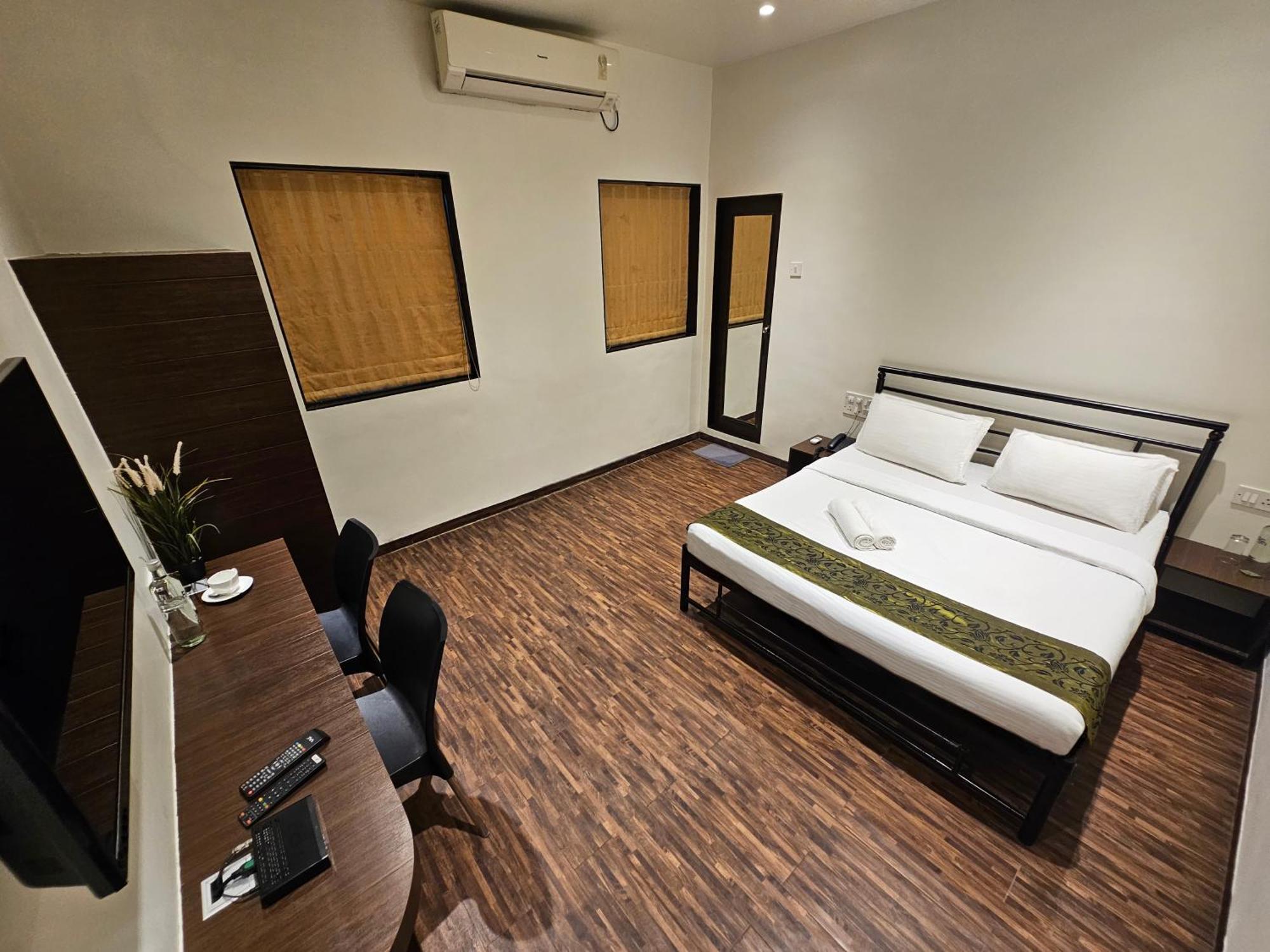Hotel Kumkum Мумбай Екстериор снимка