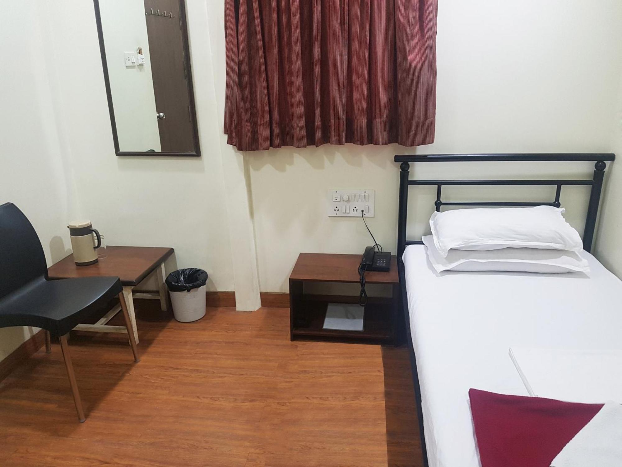 Hotel Kumkum Мумбай Екстериор снимка