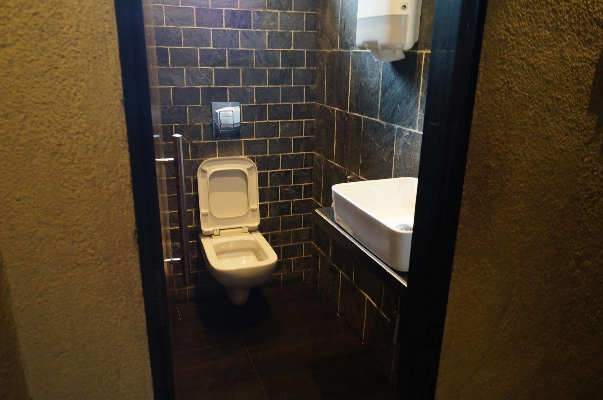 Hotel Kumkum Мумбай Екстериор снимка