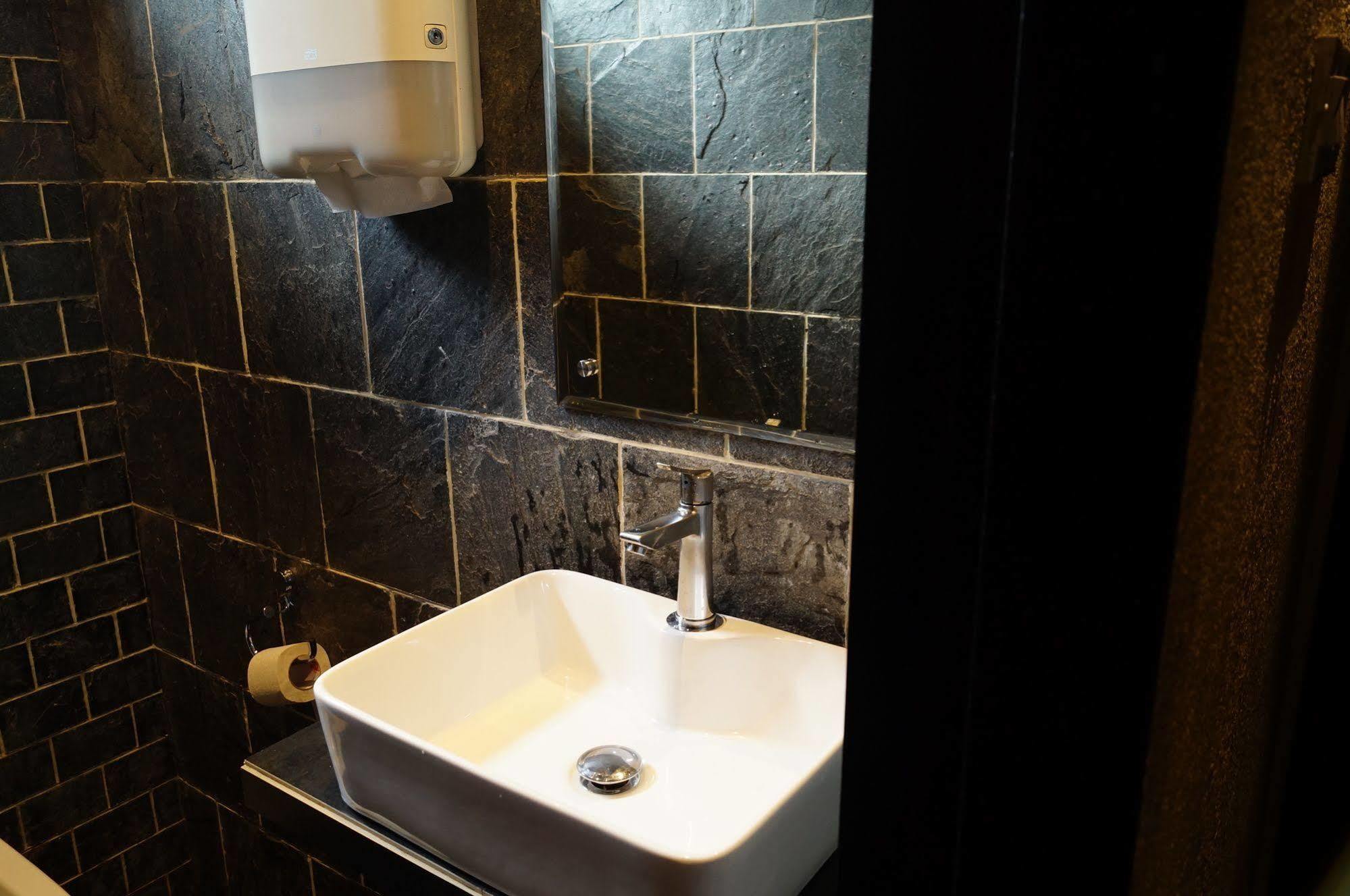 Hotel Kumkum Мумбай Екстериор снимка