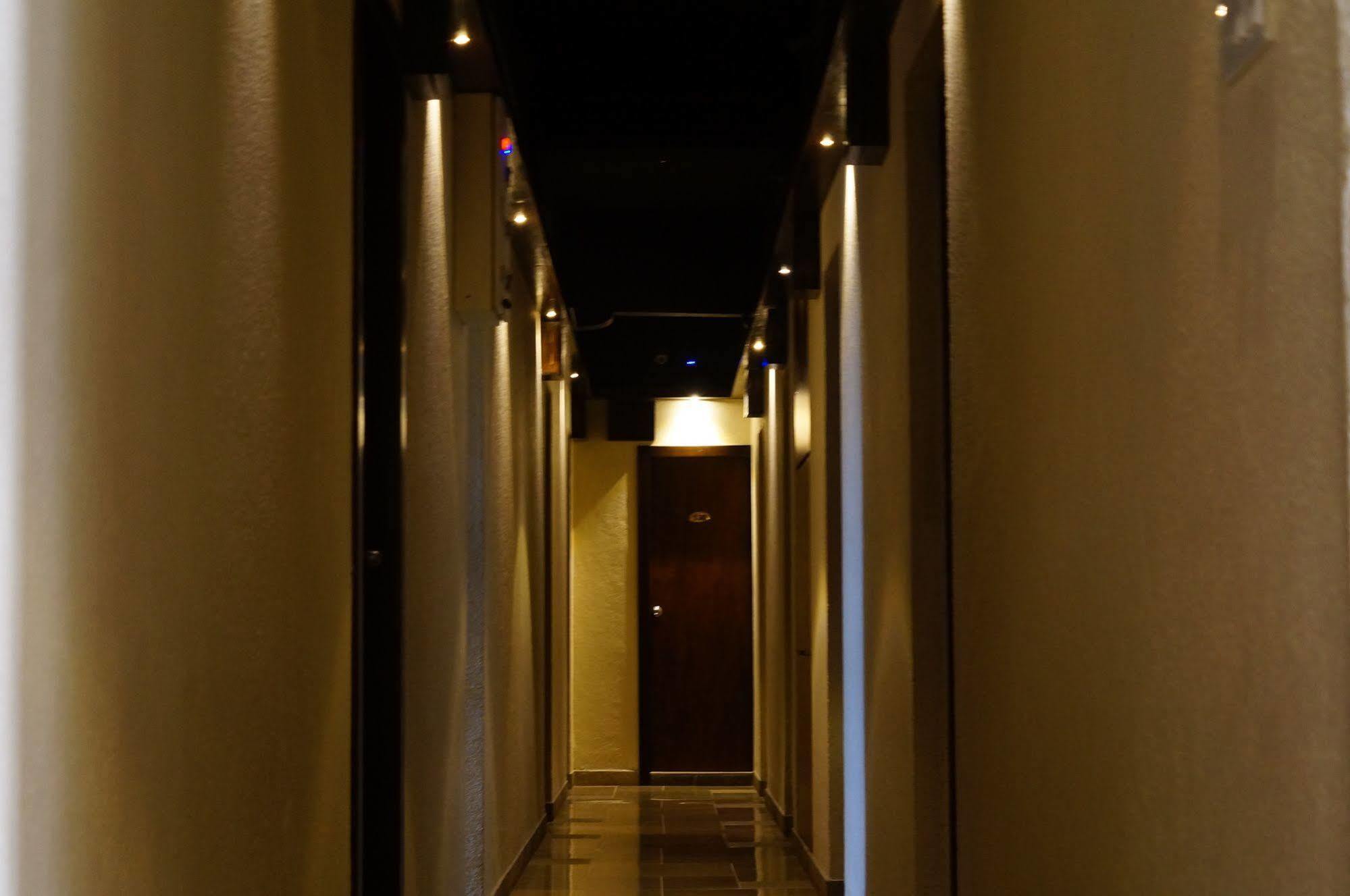 Hotel Kumkum Мумбай Екстериор снимка