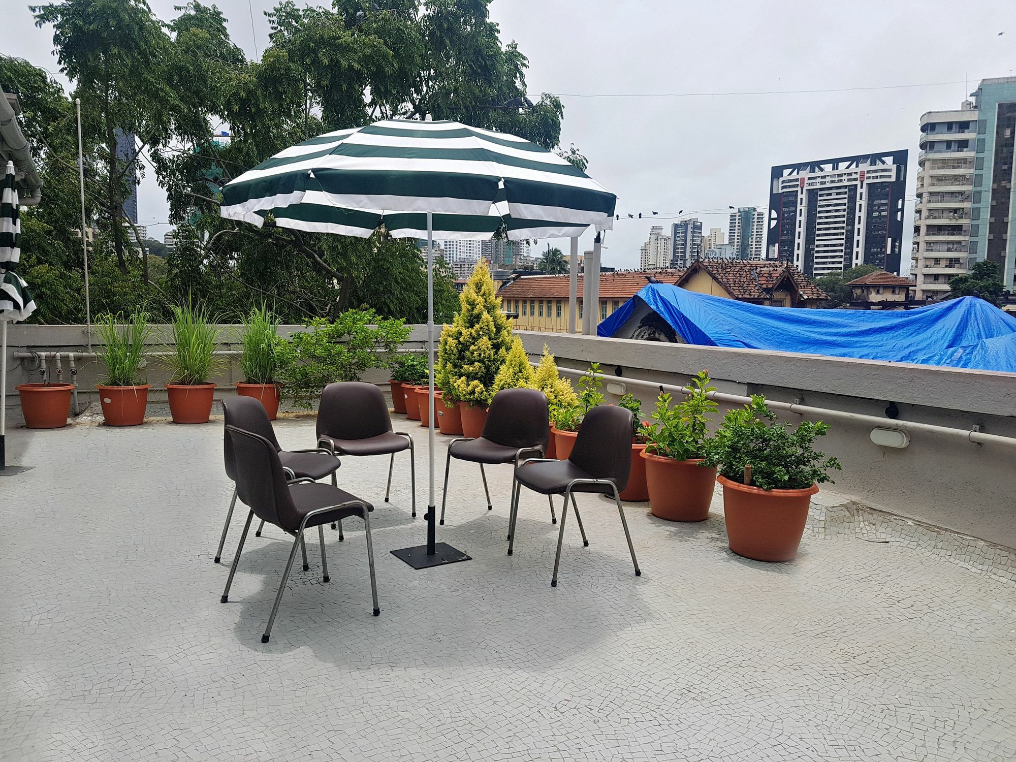 Hotel Kumkum Мумбай Екстериор снимка